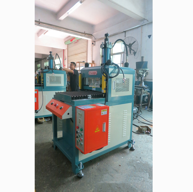 自動送料油壓機